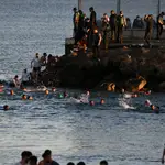Personas migrantes en la playa del Tarajal, a lunes 17 de mayo de 2021, en Ceuta, (España)