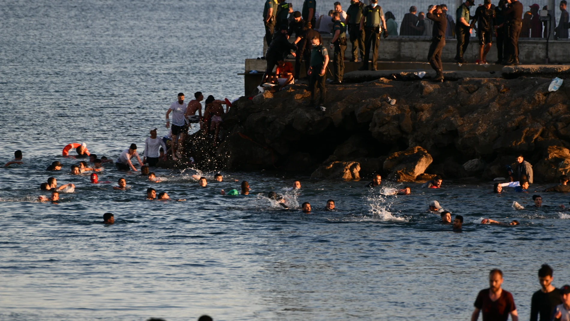 Personas migrantes en la playa del Tarajal, a lunes 17 de mayo de 2021, en Ceuta, (España)
