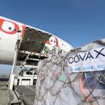 Un cargamento de vacunas contra la Covid-19 de la alianza Covax llega al aeropuerto de Addis Abeba, Etiopía