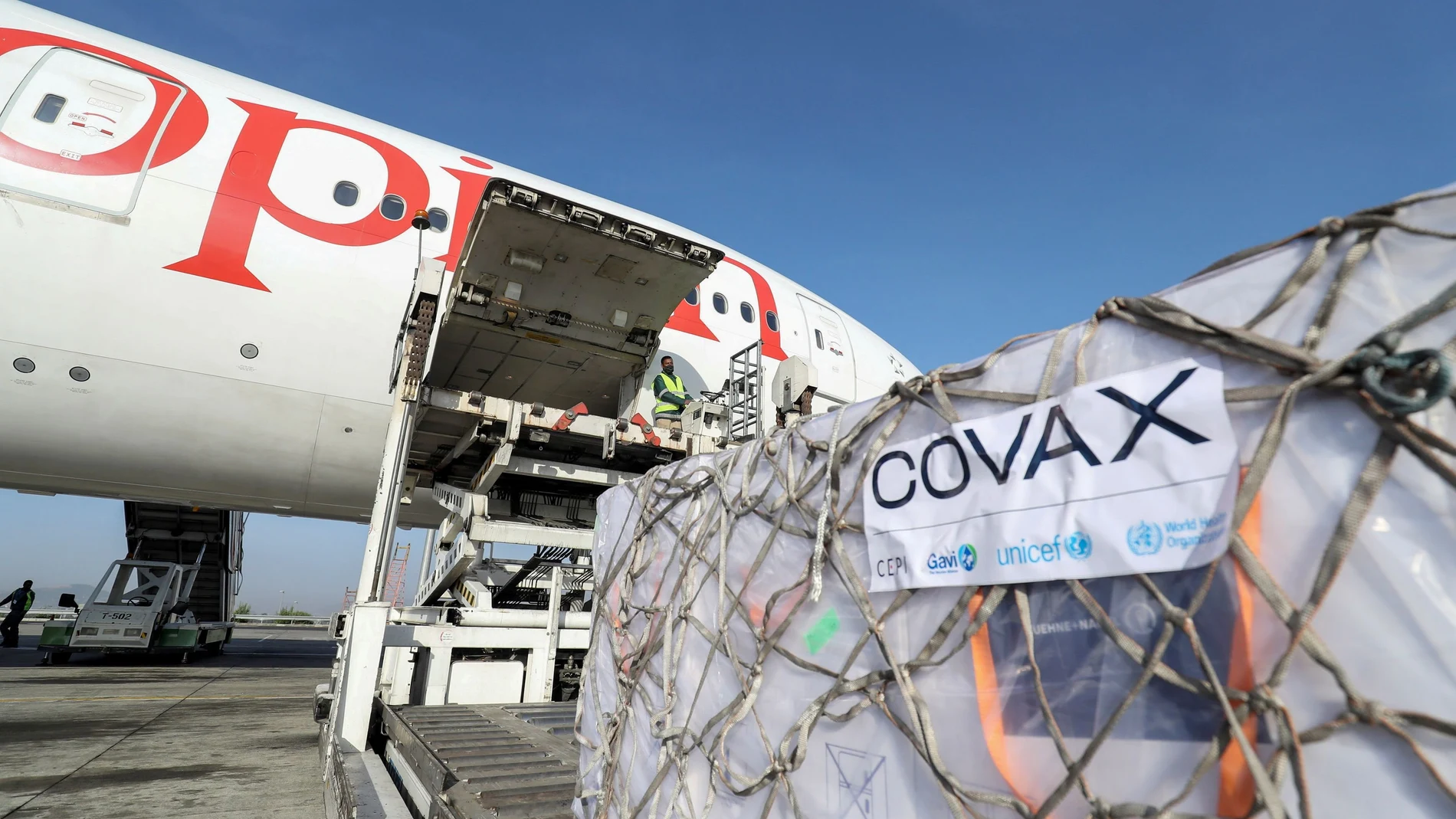 Un cargamento de vacunas contra la Covid-19 de la alianza Covax llega al aeropuerto de Addis Abeba, Etiopía