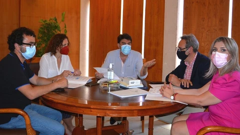 El alcalde de Alicante, Luis Barcala, en el centro, ha confirmado la suspensión de las Hogueras