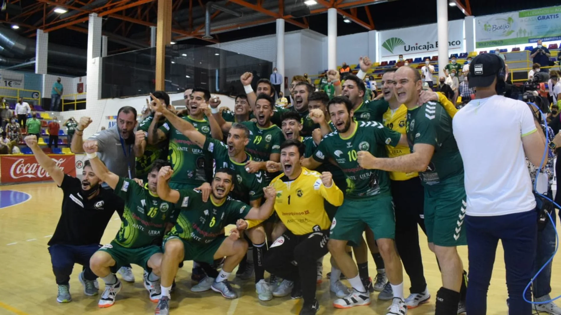 El club BM Iberoquinoa Antequera celebra su ascenso a la Liga Asobal