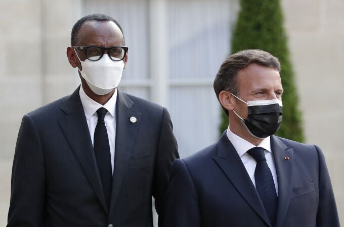 El presidente francés, Emmanuel Macron, a la derecha, recibió al presidente de Ruanda, Paul Kagame, a la izquierda, para una cena con líderes de los estados africanos, en el Palacio del Elíseo, en París, el lunes 17 de mayo de 2021