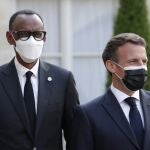 El presidente francés, Emmanuel Macron, a la derecha, recibió al presidente de Ruanda, Paul Kagame, a la izquierda, para una cena con líderes de los estados africanos, en el Palacio del Elíseo, en París, el lunes 17 de mayo de 2021