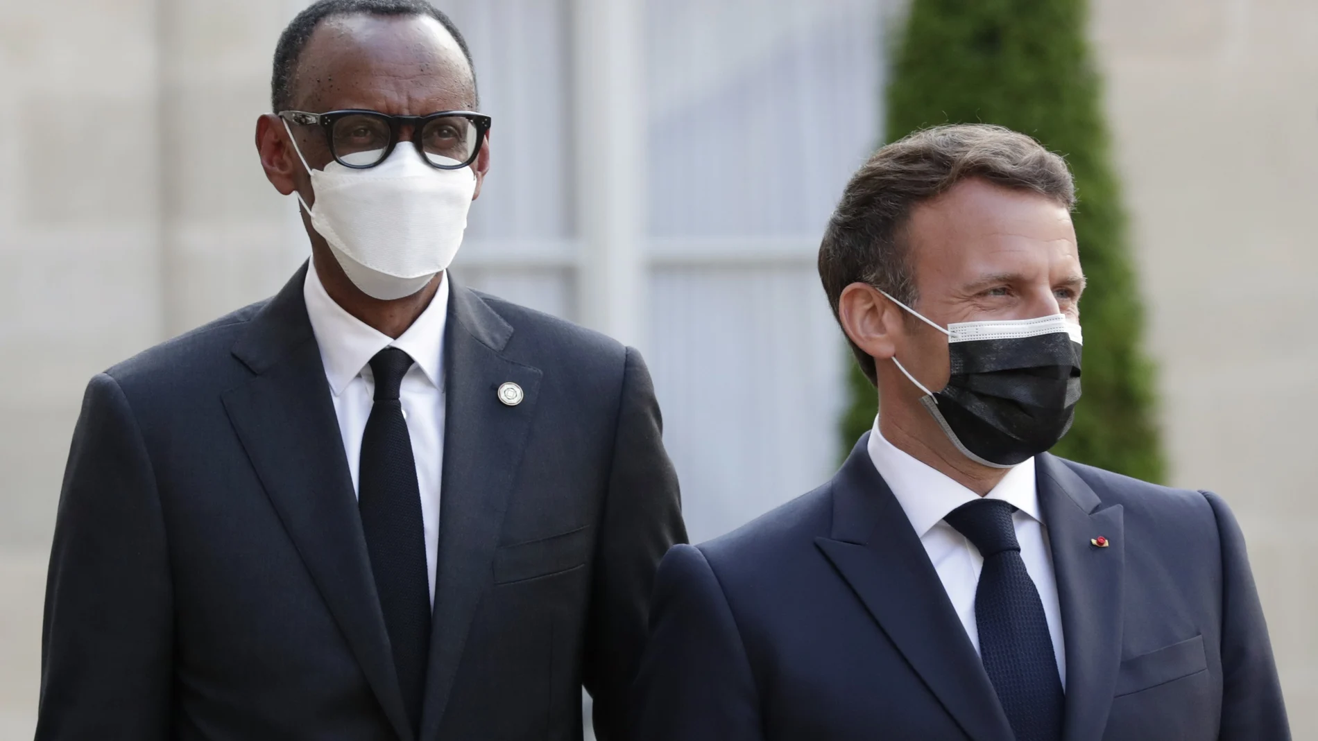 El presidente francés, Emmanuel Macron, a la derecha, recibió al presidente de Ruanda, Paul Kagame, a la izquierda, para una cena con líderes de los estados africanos, en el Palacio del Elíseo, en París, el lunes 17 de mayo de 2021