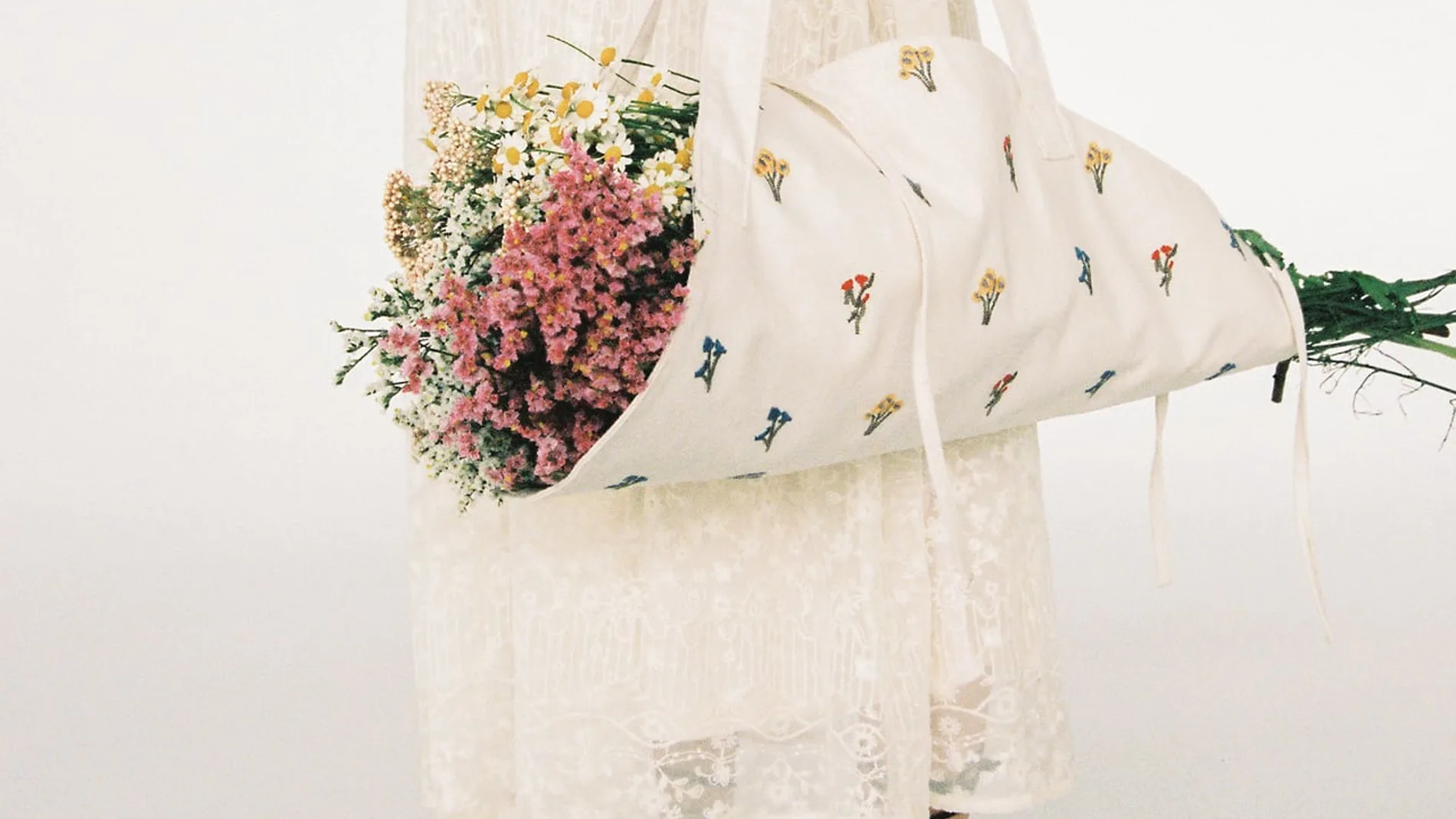 El nuevo accesorio viral de Zara para llevar tus flores.