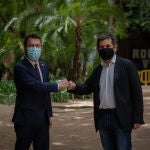 El president de la Generalitat en funciones, Pere Aragonès (i) y el secretario general de Junts, Jordi Sànchez (d) durante su acuerdo en los jardines del Palau Robert
