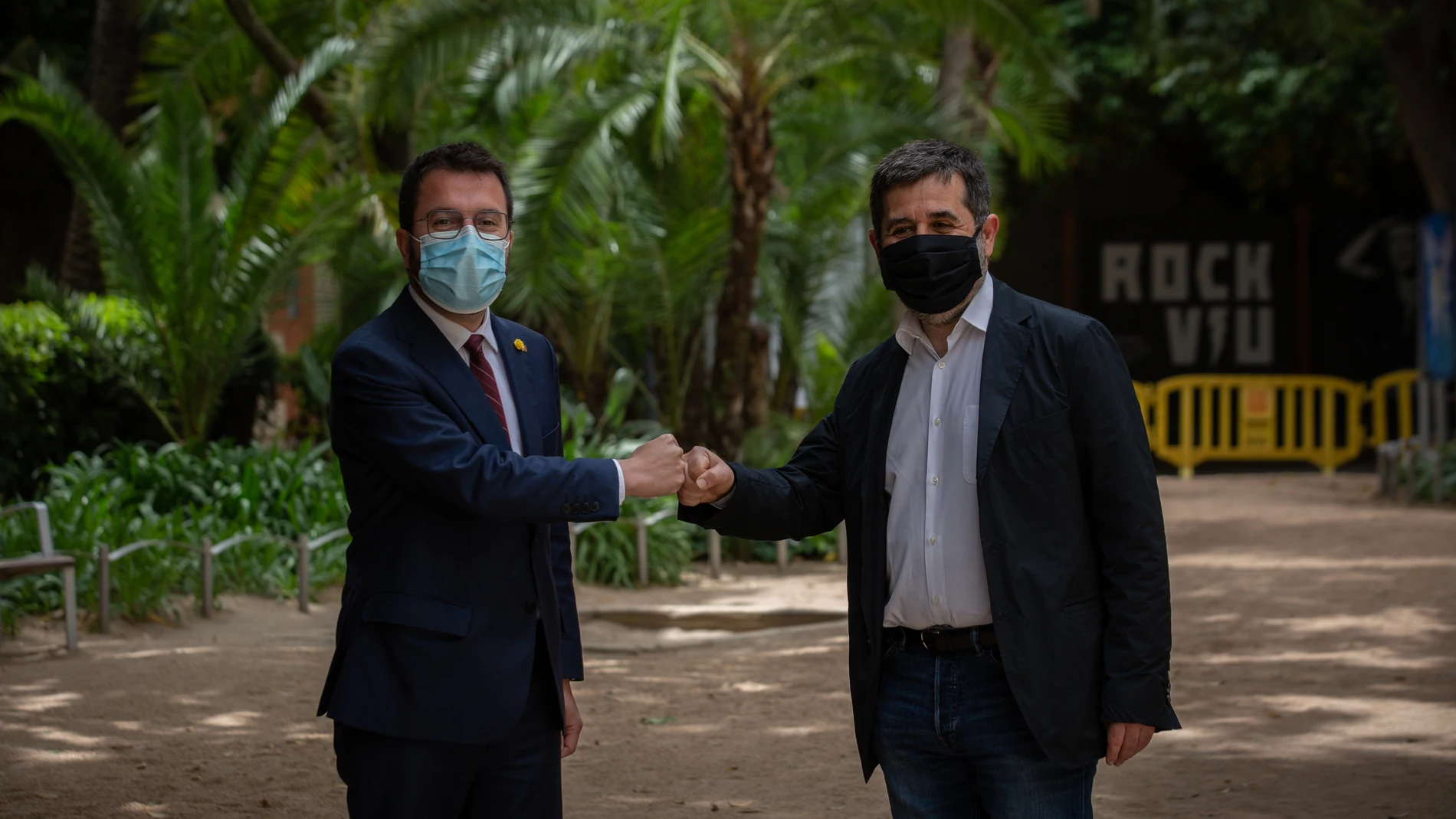 El president de la Generalitat en funciones, Pere Aragonès (i) y el secretario general de Junts, Jordi Sànchez (d) durante su acuerdo en los jardines del Palau Robert
