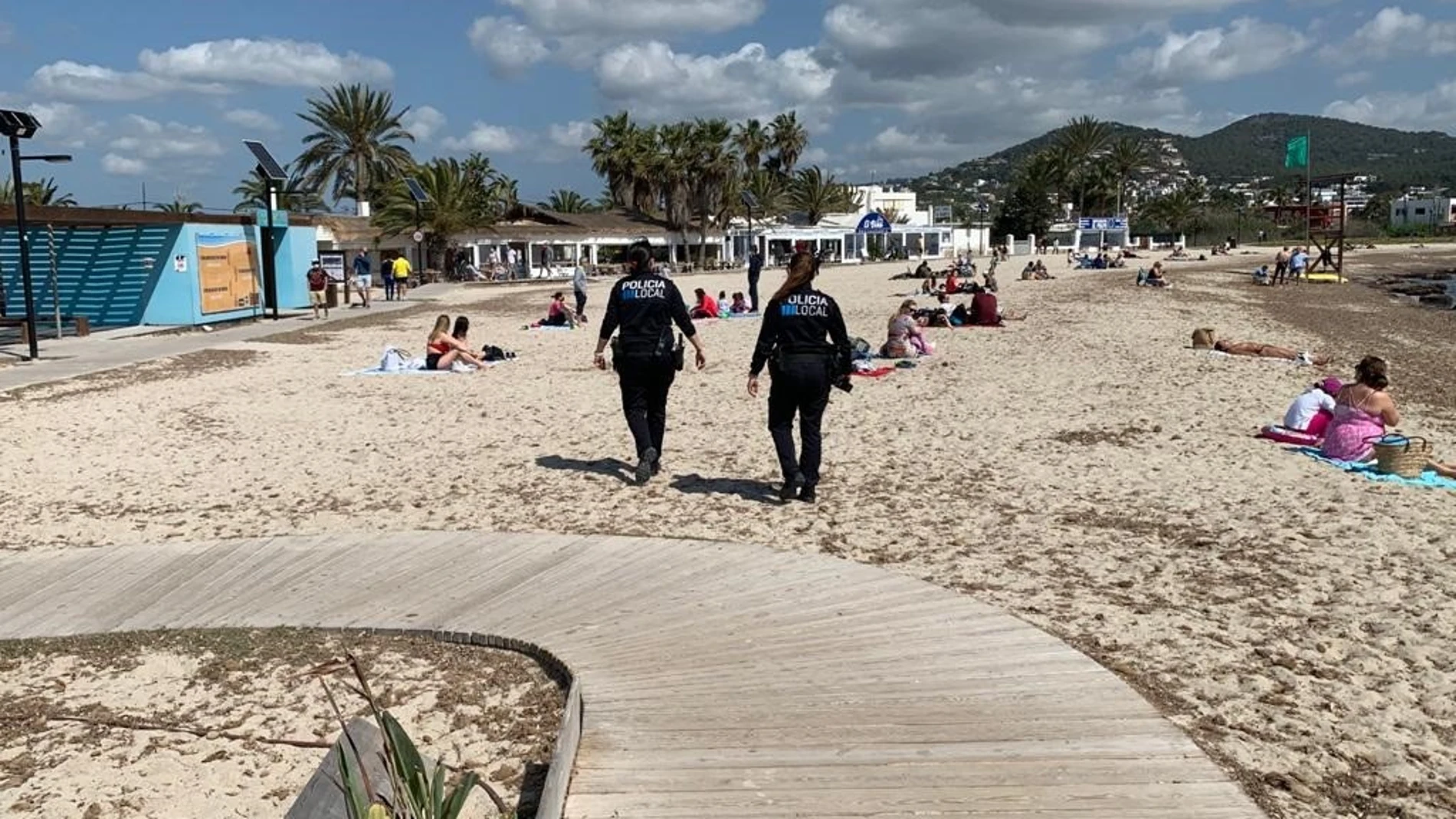 Una patrulla de Policía Local vigilando en una playa de Ibiza