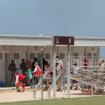 Un total de 86 de migrantes de origen subsahariano --85 hombres y una mujer-- entraron este martes en Melilla bordeando el dique sur de la costa más próxima que separa la ciudad española de Marruecos