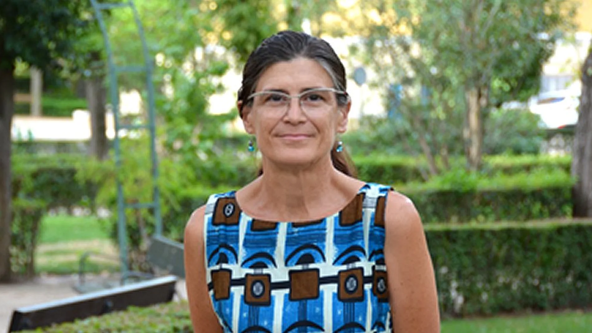 La directora general de Salud Pública, Pilar Aparicio, en los jardines del Instituto de Salud Carlos III