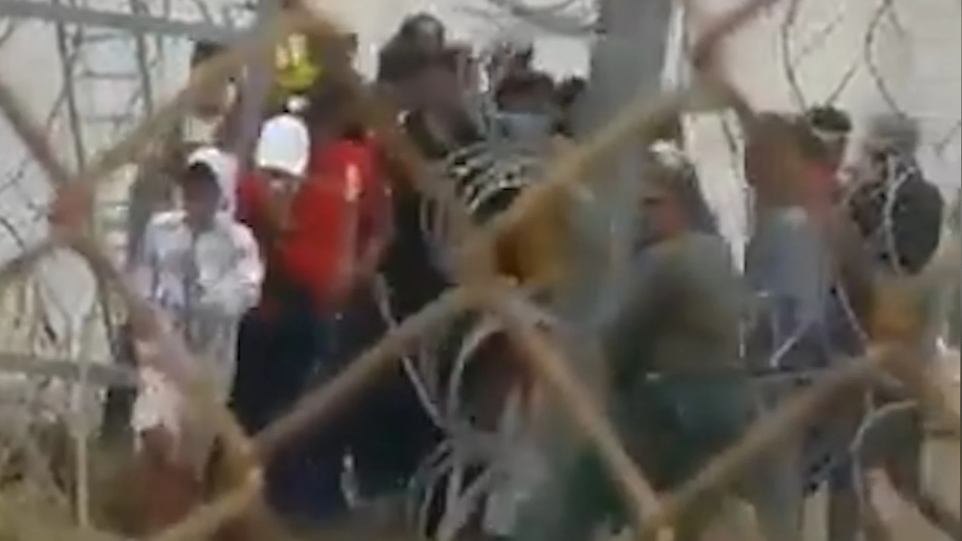 Gendarmes de Marruecos abren la valla de la frontera para que entren los ilegales en Ceuta