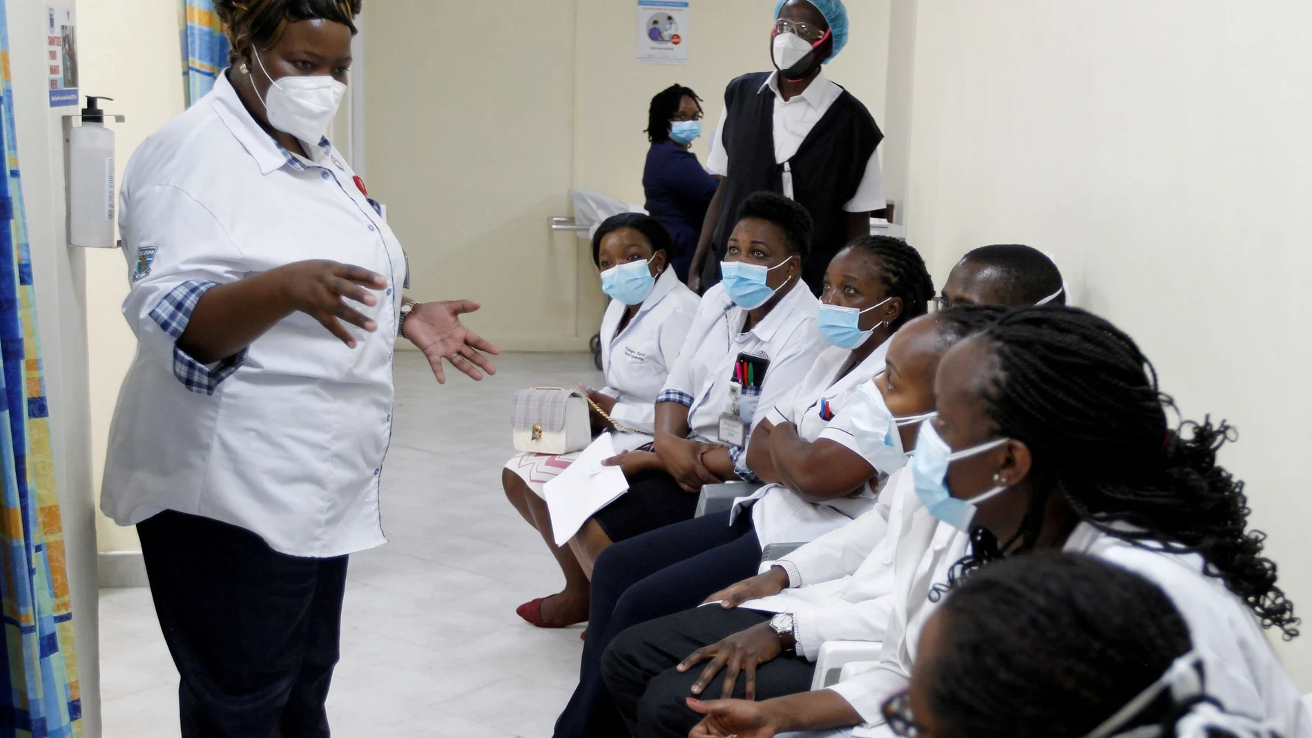 Enfermeras se preparan para tratar a enfermos de covid en el Kenyatta National Hospital de Nairobi (Kenia)