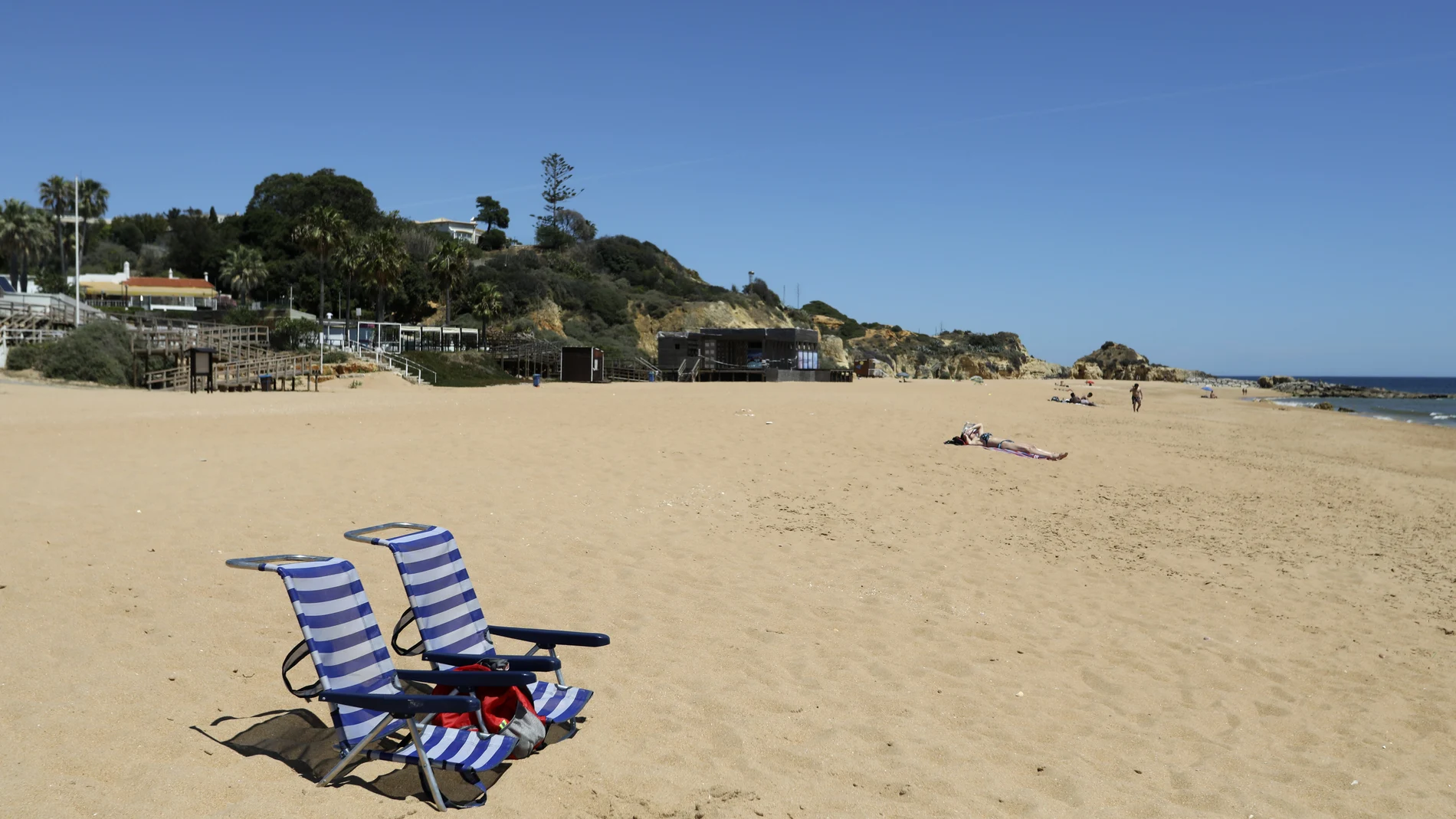 Dos sillas vacías en la playa del Albufeira, en el Algarve, simboliza la caída del turismo a raíz de las restricciones impuestas por Alemania y Reino Unido