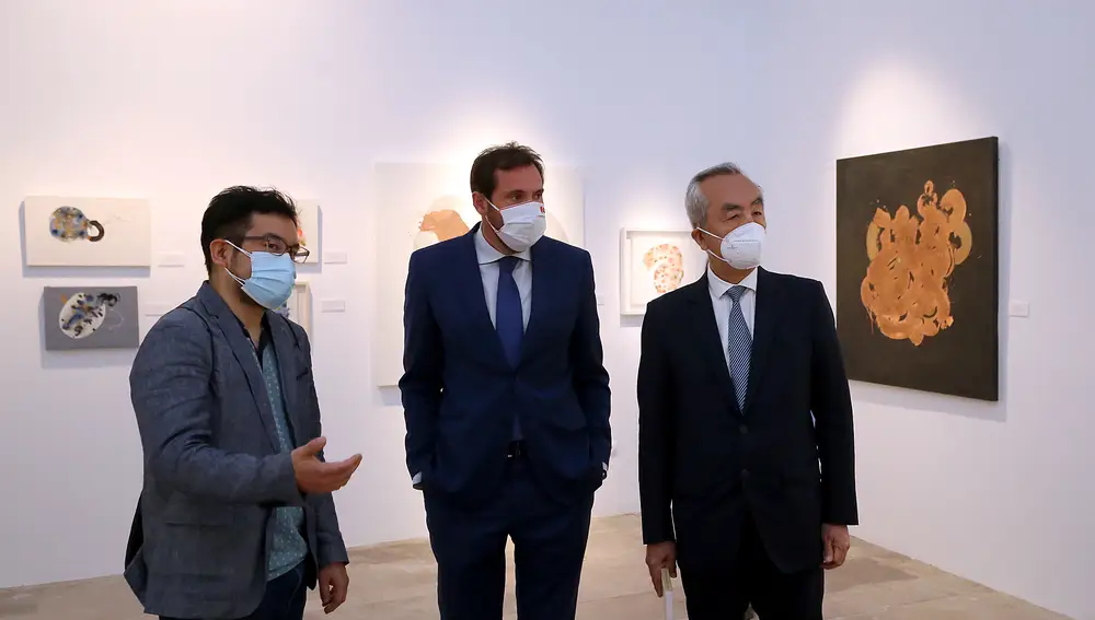 El alcalde de Valladolid, Óscar Puente, inaugura junto con el embajador de Japón en España la exposición 'La Estampa Japonesa y La Belle Epoque'