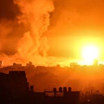 Fuego y humo tras un bombardeo israelí sobre Gaza