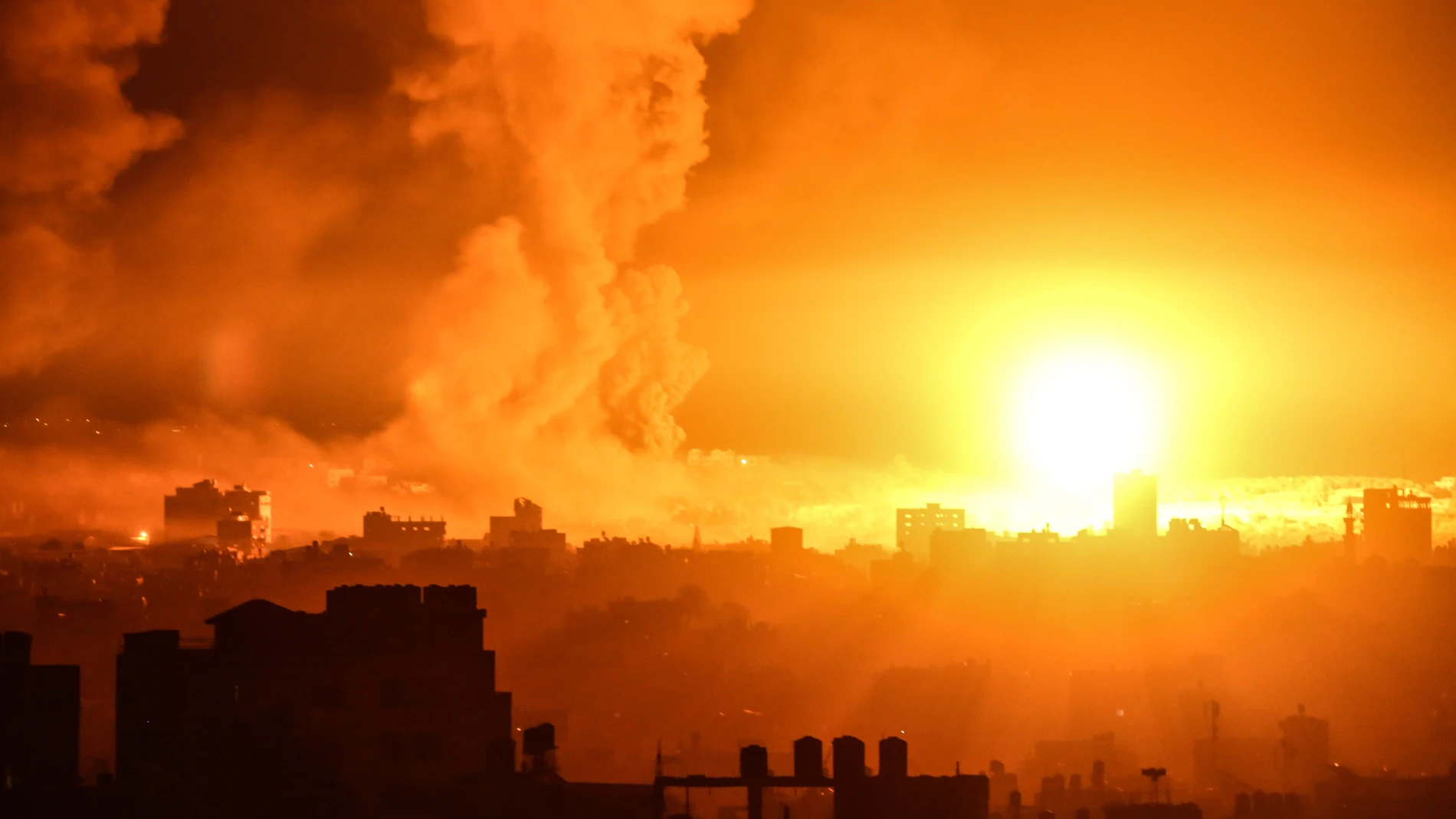 Fuego y humo tras un bombardeo israelí sobre Gaza