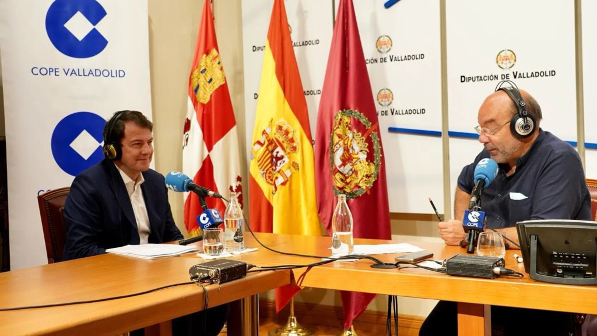 El presidente de Castilla y León, Alfonso Fernández Mañueco, durante su entrevista en La Cope