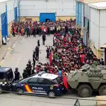 La Policía y el Ejército vigilan a cientos de inmigrantes tras la avalancha registrada en mayo