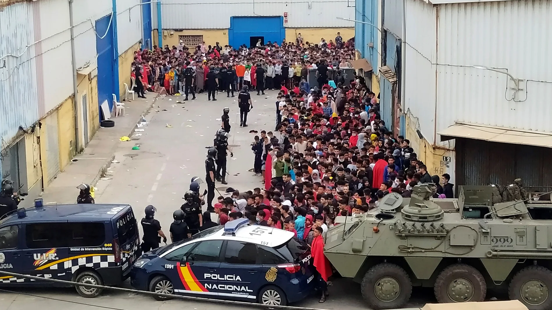 La Policía y el Ejército vigilan a cientos de inmigrantes tras la avalancha registrada en mayo