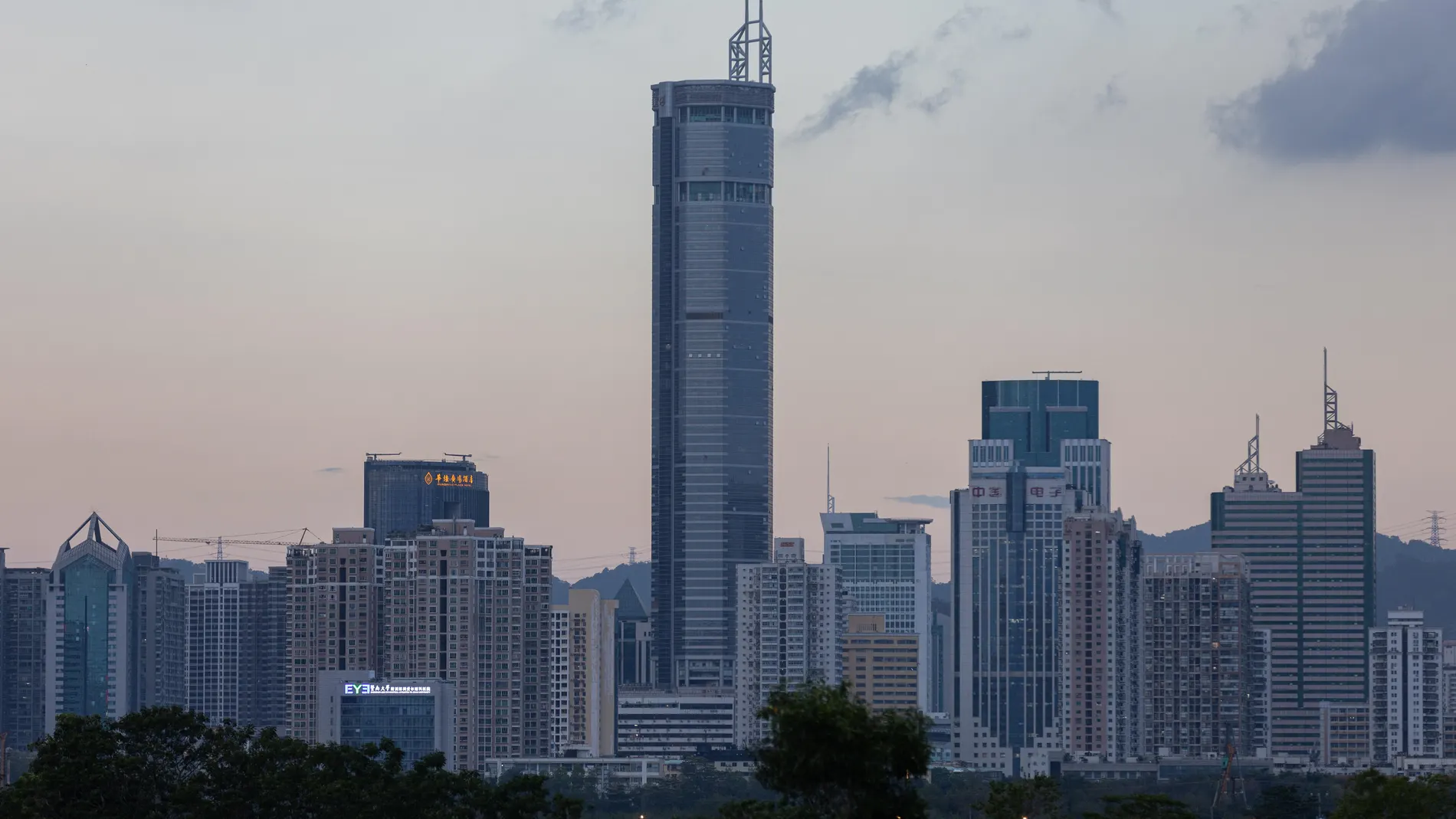 El edificio SEG Plaza (C) de Shenzhen visto desde Hong Kong, el pasado 18 de mayo