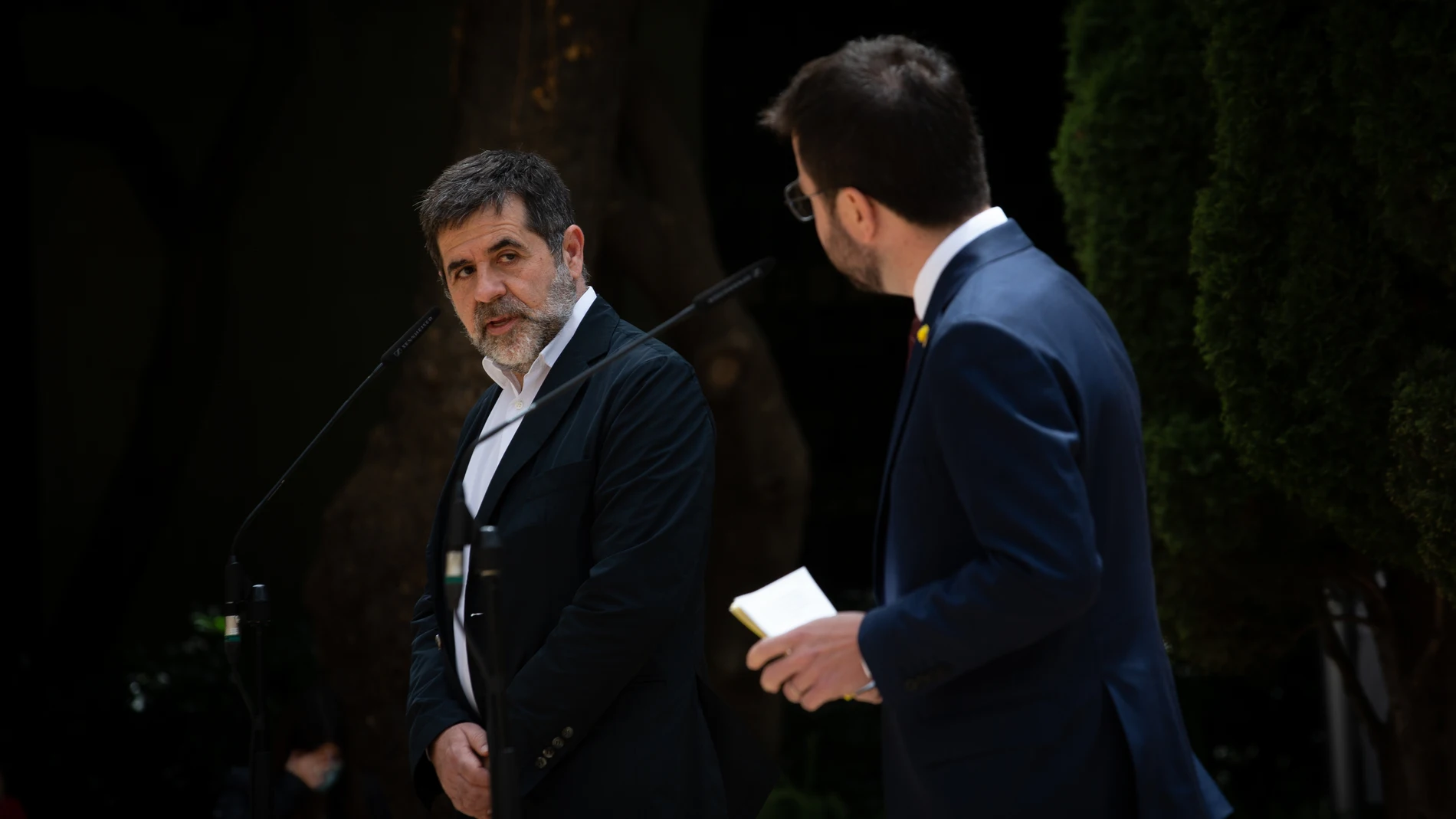 El president de la Generalitat en funciones, Pere Aragonès (d) y el secretario general de Junts, Jordi Sànchez (i) realizan una intervención conjunta, a 17 de mayo de 2021, en Barcelona. David Zorrakino / Europa Press