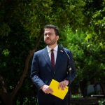 El president de la Generalitat en funciones, Pere Aragonès, durante una rueda de prensa en los jardines del Palau Robert.