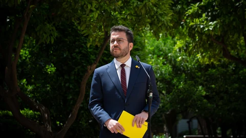El president de la Generalitat en funciones, Pere Aragonès, durante una rueda de prensa en los jardines del Palau Robert.