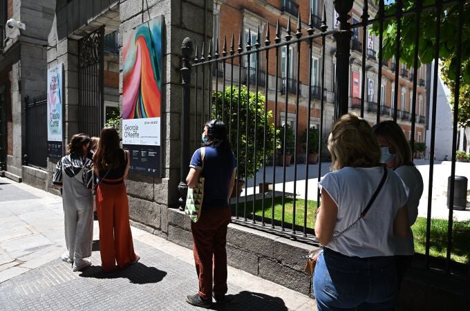 Varias personas hacen cola ante el Museo Thyssen-Bornemisza de Madrid