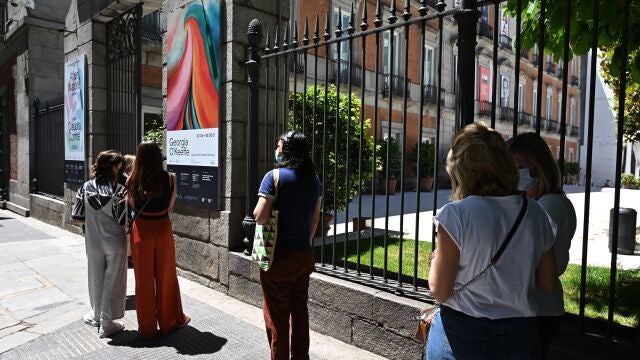 Varias personas hacen cola ante el Museo Thyssen-Bornemisza de Madrid