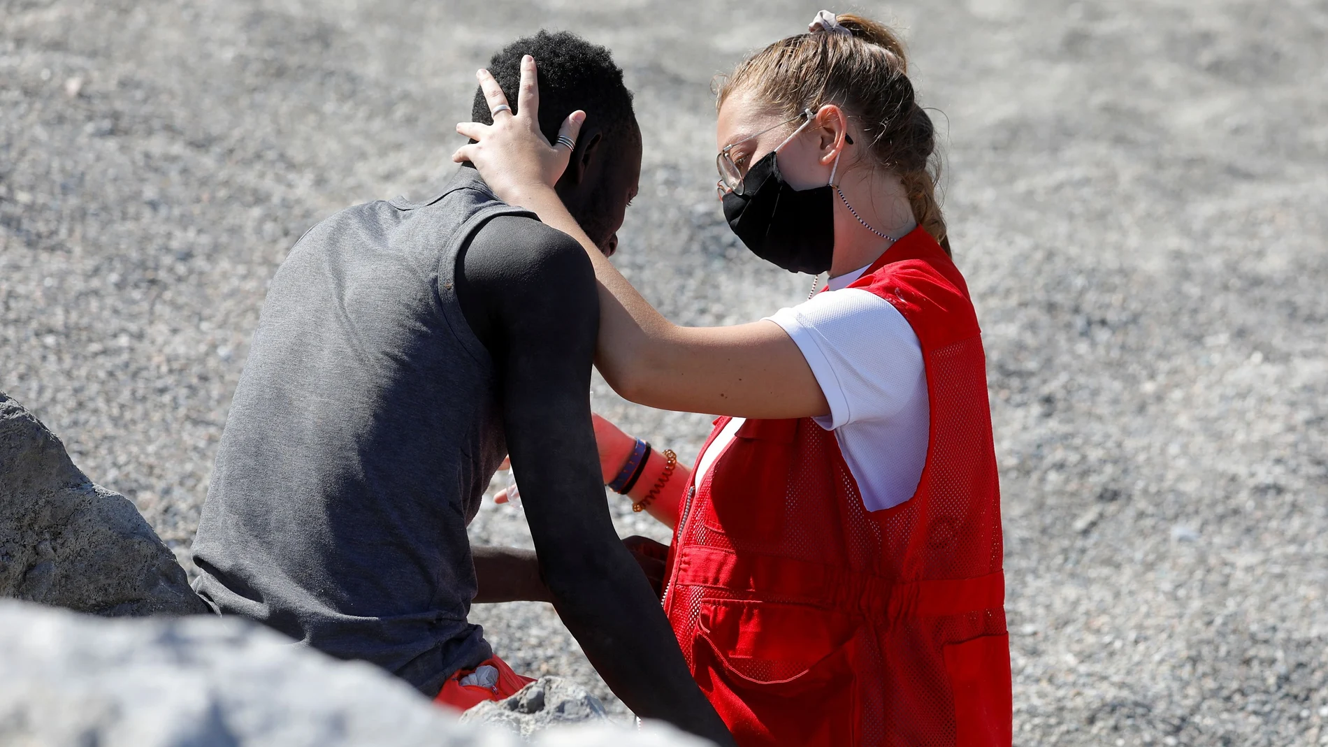 Un miembro de la Cruz Roja atiende a un inmigrante. REUTERS/Jon Nazca