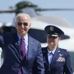 El presidente Joe Biden saludo antes de viajar a Michigan a la planta Ford