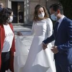 Isabel Díaz Ayuso con unos novios el día de su boda, durante la campaña del 4-M