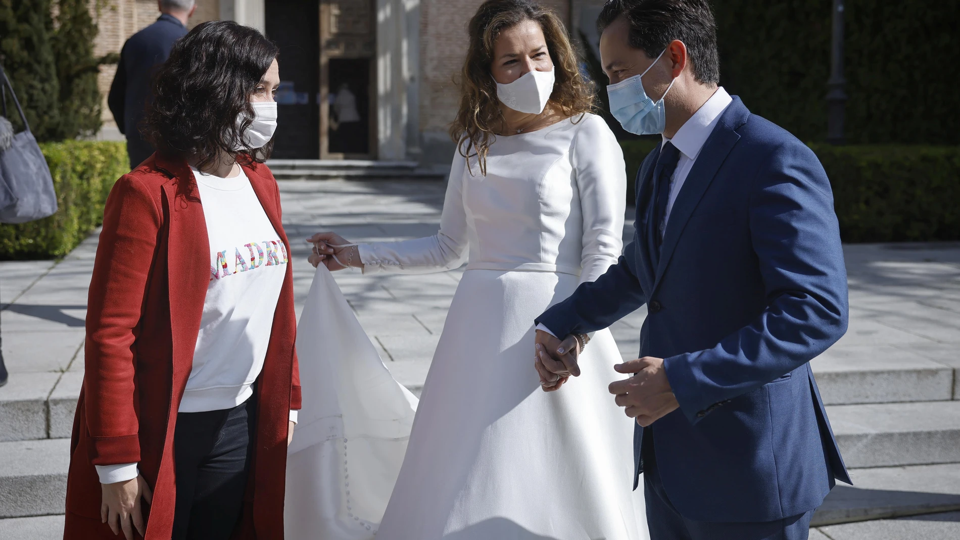 Isabel Díaz Ayuso con unos novios el día de su boda, durante la campaña del 4-M
