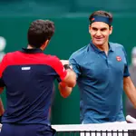 El español Pablo Andújar saluda a Federer después de derrotarlo en Ginebra