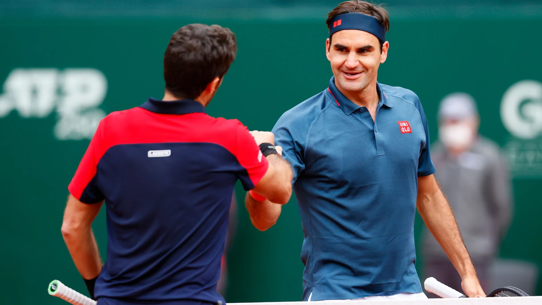 El español Pablo Andújar saluda a Federer después de derrotarlo en Ginebra