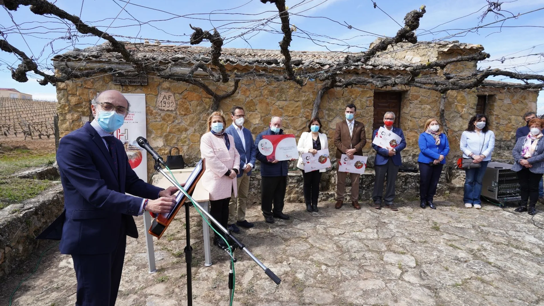 El consejero de Cultura y Turismo, Javier Ortega, durante la entrega de los premios a las mejores prácticas en patrimonio en Atauta (Soria)
