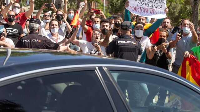 Varias personas se manifiestaron contra la llegada del presidente del Gobierno, Pedro Sánchez, a Ceuta EFE/ Brais Lorenzo