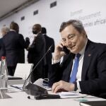 El "premier" italiano, Mario Draghi, habla por teléfono antes del comienzo de la Cumbre de París sobre el futuro de África