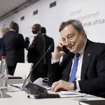 El &quot;premier&quot; italiano, Mario Draghi, habla por teléfono antes del comienzo de la Cumbre de París sobre el futuro de África