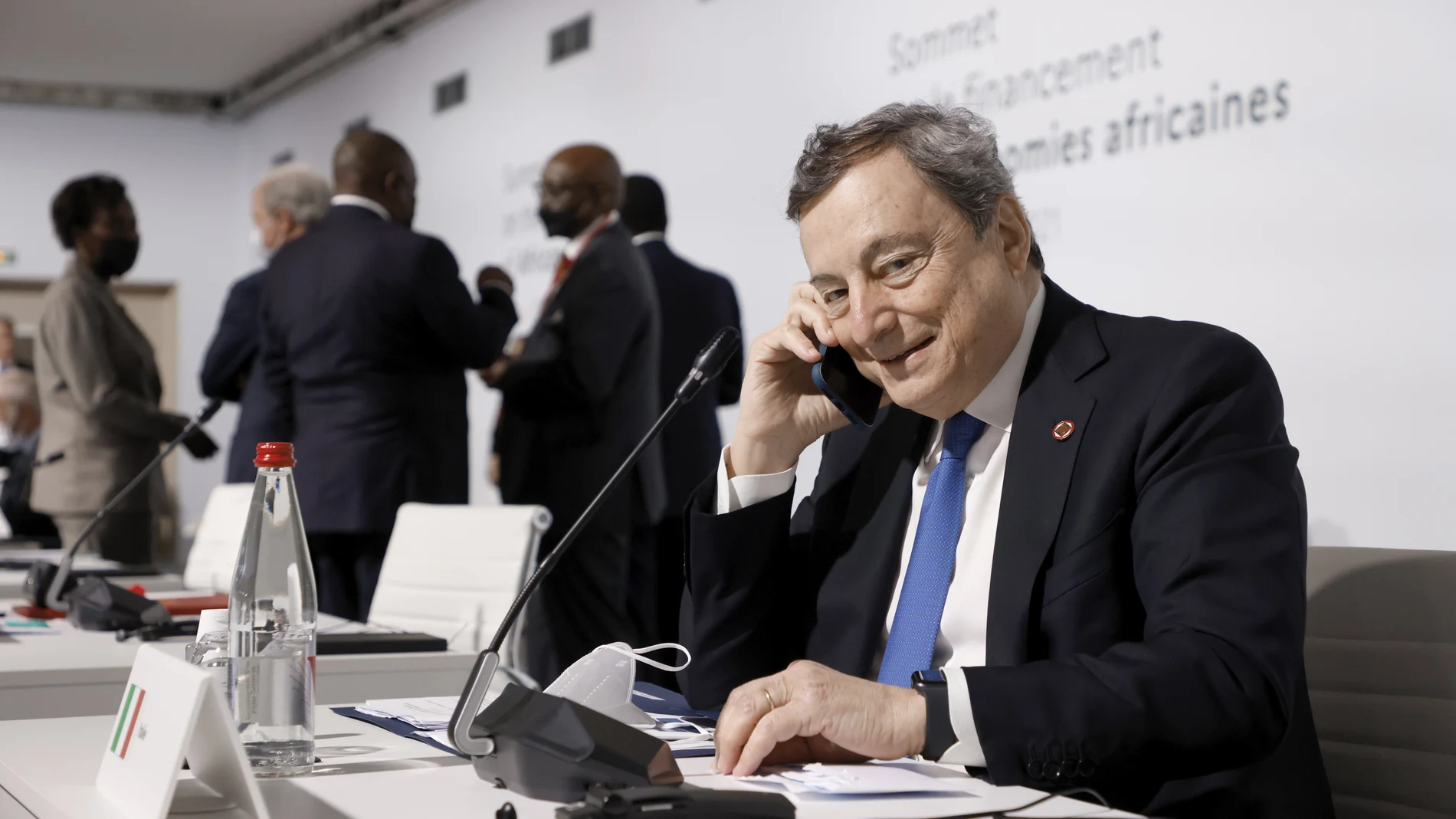 El "premier" italiano, Mario Draghi, habla por teléfono antes del comienzo de la Cumbre de París sobre el futuro de África