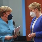 Franziska Giffey, hasta hoy ministra de Familia y Mujer de Alemania, conversa con la canciller Angela Merkel