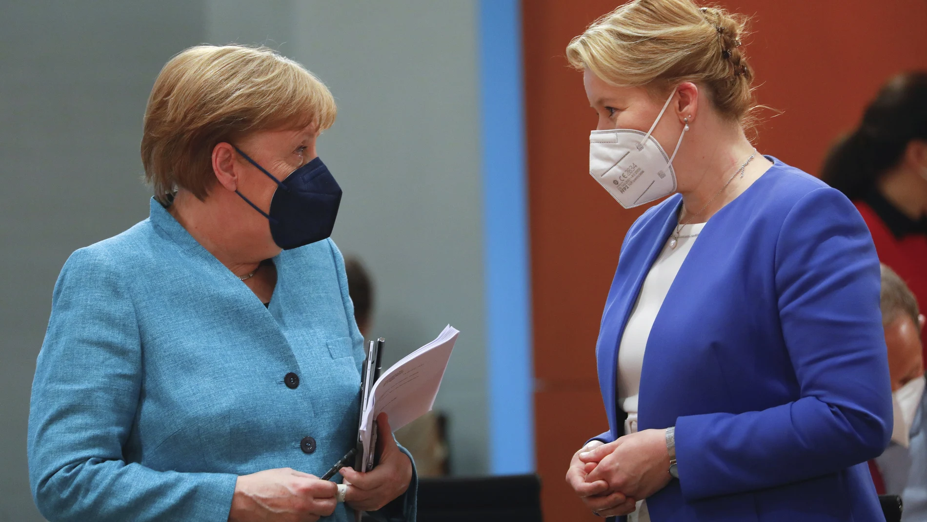 Franziska Giffey, hasta hoy ministra de Familia y Mujer de Alemania, conversa con la canciller Angela Merkel