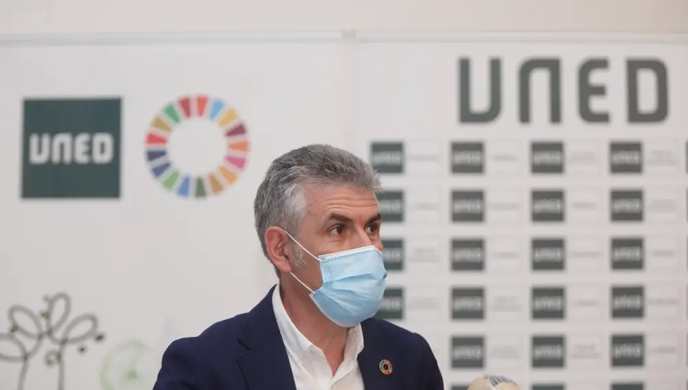 El director de la Uned de Ponferrada, Jorge Vega, presenta la XXXII edición del programa de Cursos de Verano de la Universidad Nacional de Educación a Distancia en la provincia de León