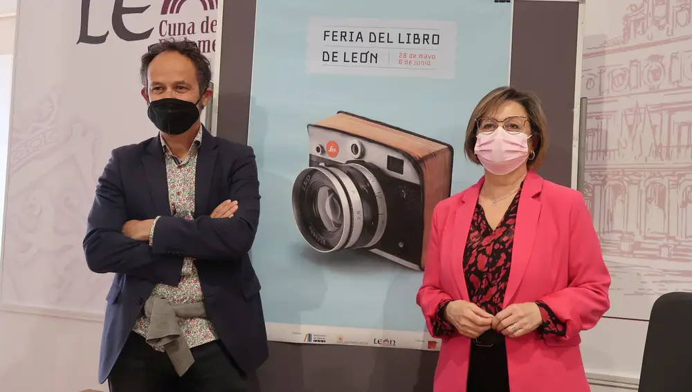La concejala de Acción y Promoción Cultural del Ayuntamiento de León, Evelia Fernández, y el editor Héctor Escobar, presentan la Feria del Libro de León 2021