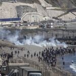 Decenas de inmigrantes se dirigen hacia la frontera con Ceuta para cruzarla