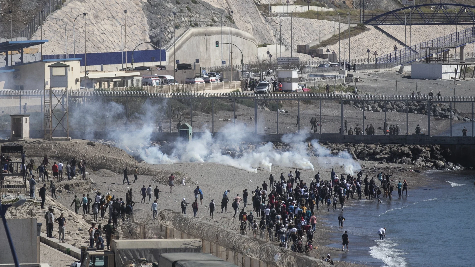 Decenas de inmigrantes se dirigen hacia la frontera con Ceuta para cruzarla