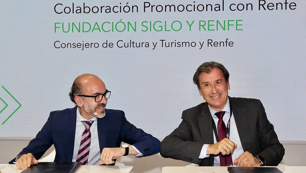 El consejero de Cultura y Turismo, Javier Ortega, y el director de área de negocios de alta velocidad y servicios comerciales, Francisco Arteaga, firman un acuerdo de colaboración promocional con Renfe