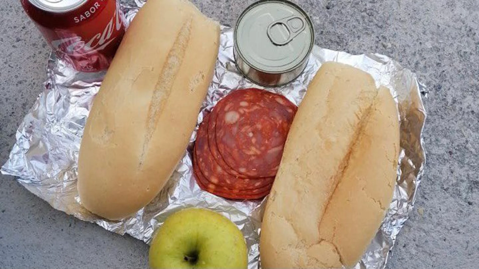 Almuerzo que han recibidolos agentes desplazados a Ceuta