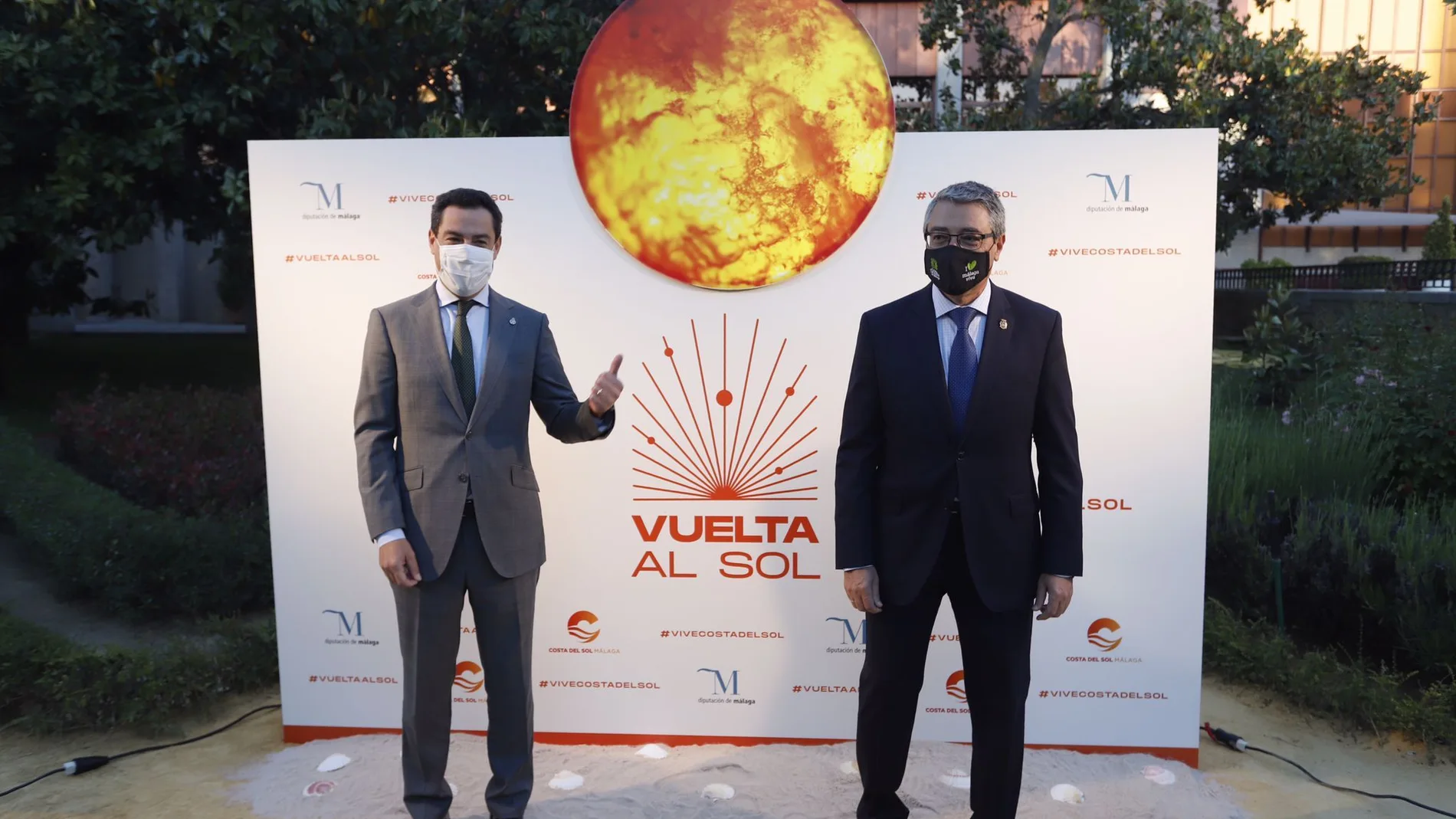 Juanma Moreno y Francisco Salado, en la presentación del vídeo promocional